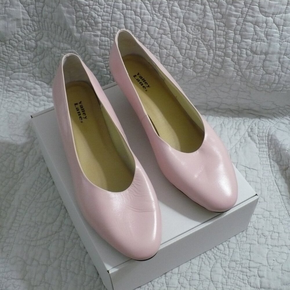 EXCELLENT USED CONDITION VALLEY LANE PINK LOW HEELED PUMPS SIZE 14WW